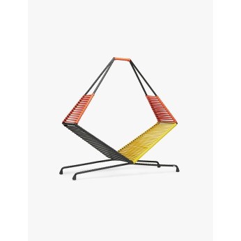 Color-blocked pentagonal magazine rack in metal
